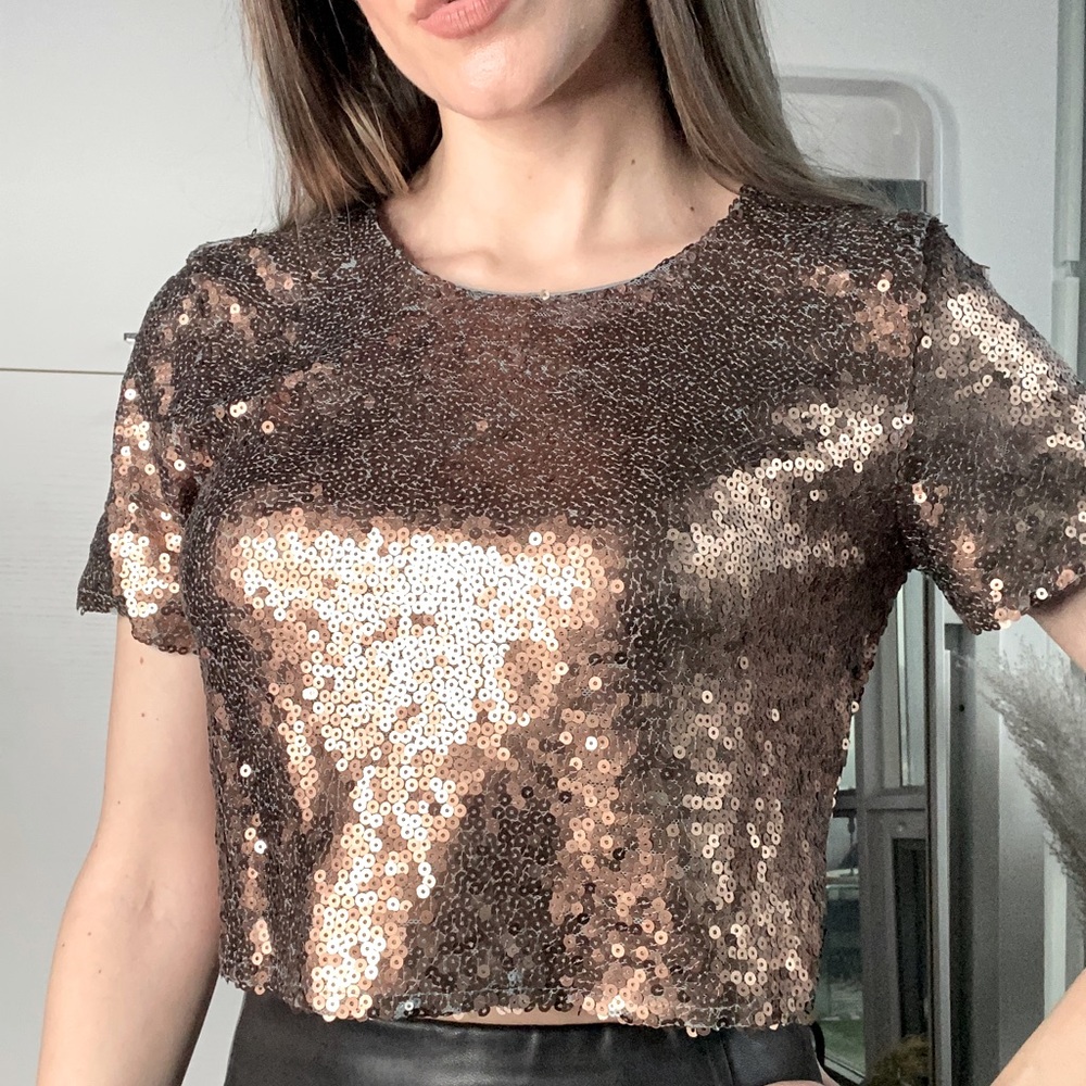 Cropped sequinned blouse